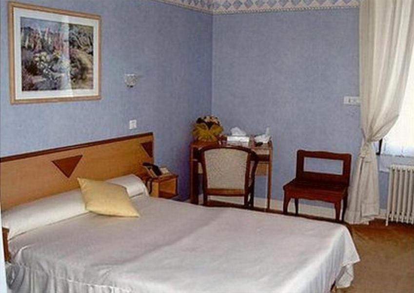 Hotel De L'Agriculture Decize Pokoj fotografie