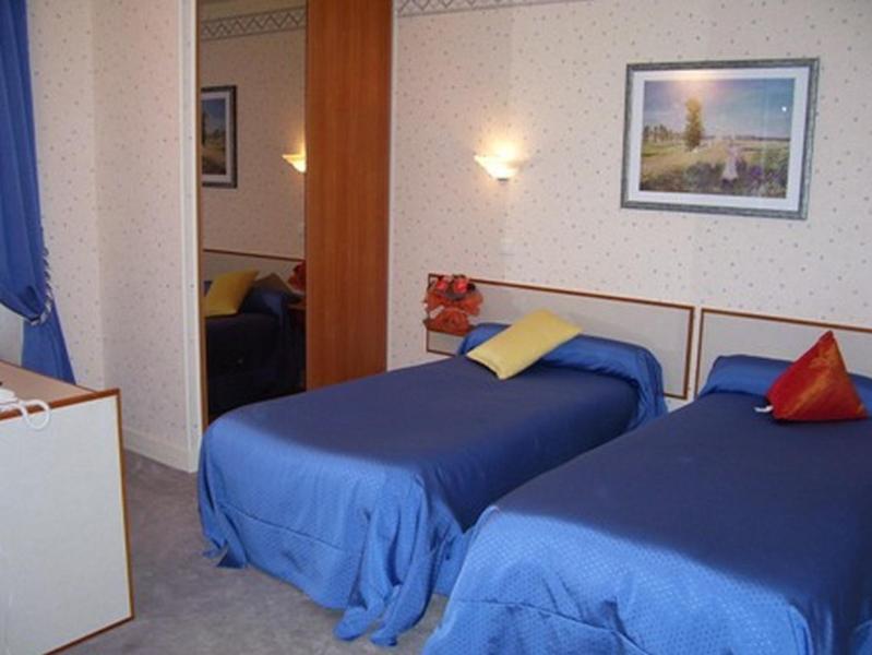 Hotel De L'Agriculture Decize Pokoj fotografie
